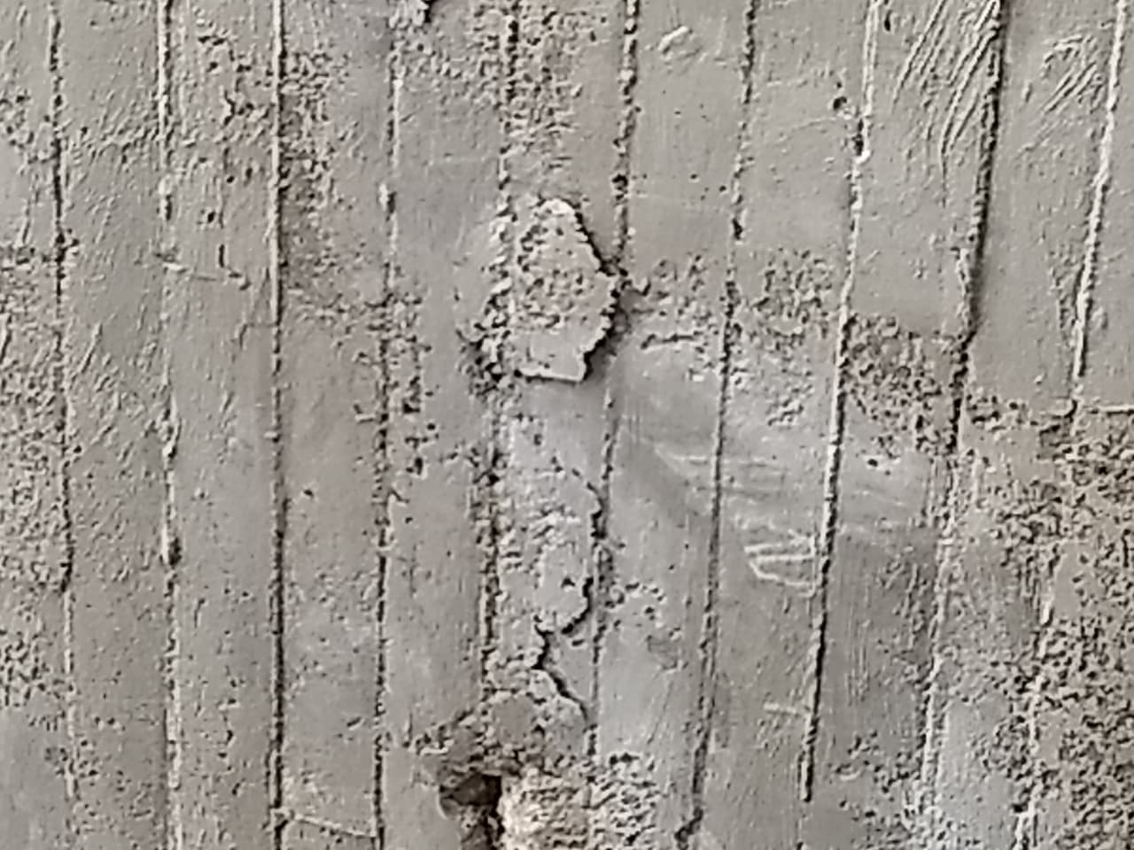 Pedazos de cemento se desprenden del techo en cualquier momento. 
<br>