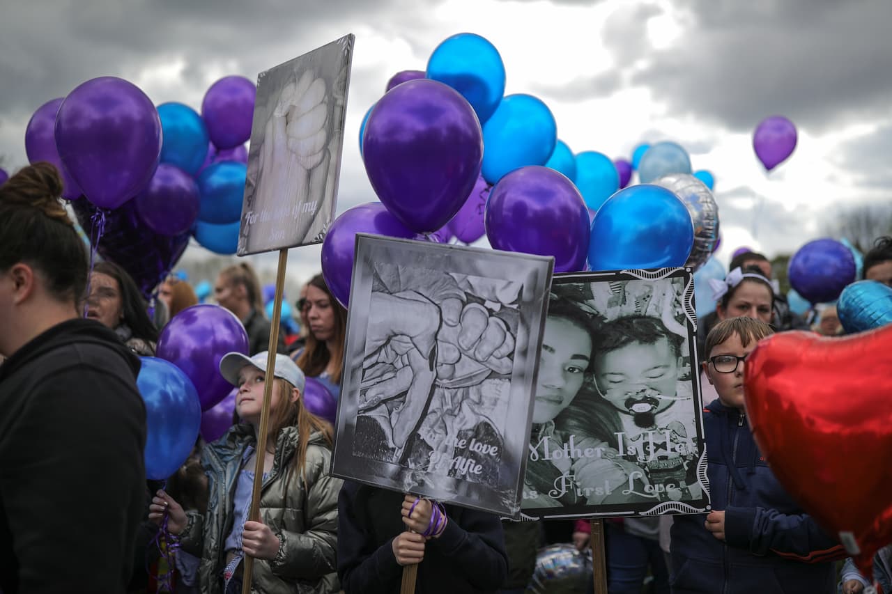 La gente se prepara para lanzar globos en memoria de Alfie Evans fuera del Alder Hey Hospital después de que el menor, quien padecía una enfermedad terminal, fue desconectado.