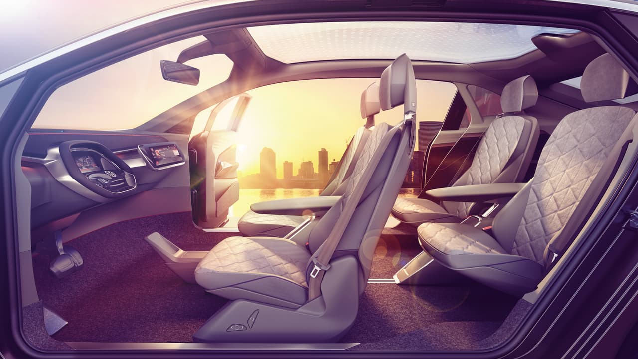 <b>Volkswagen I.D. Crozz Concepto</b>
<br>Debido a que el paquete de baterías está colocado debajo del piso de esta SUV, es espacio interior es amplio. De acuerdo con Volkswagen, su interior es grande como el de la VW Tiguan 2018.