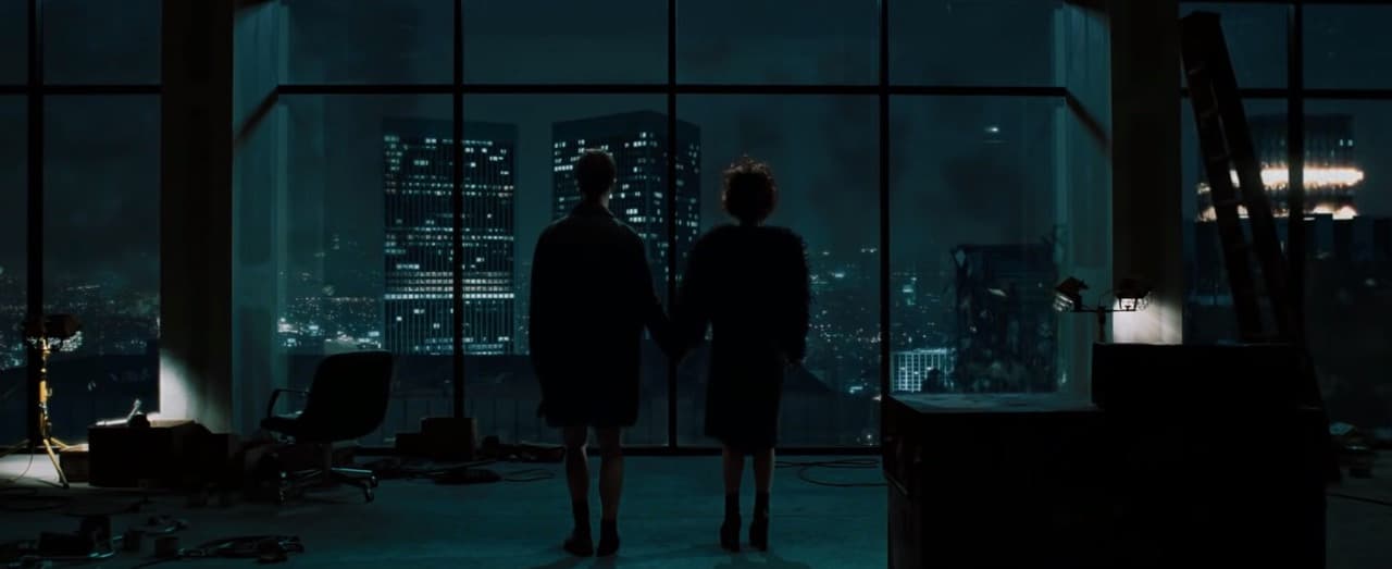 En el final original, el personaje de El Narrador se revela como la mente detrás de los actos vandálicos en la ciudad donde se desarrolla la película y ve los edificios derrumbarse junto a Marla Singer tras una explosión de bombas.