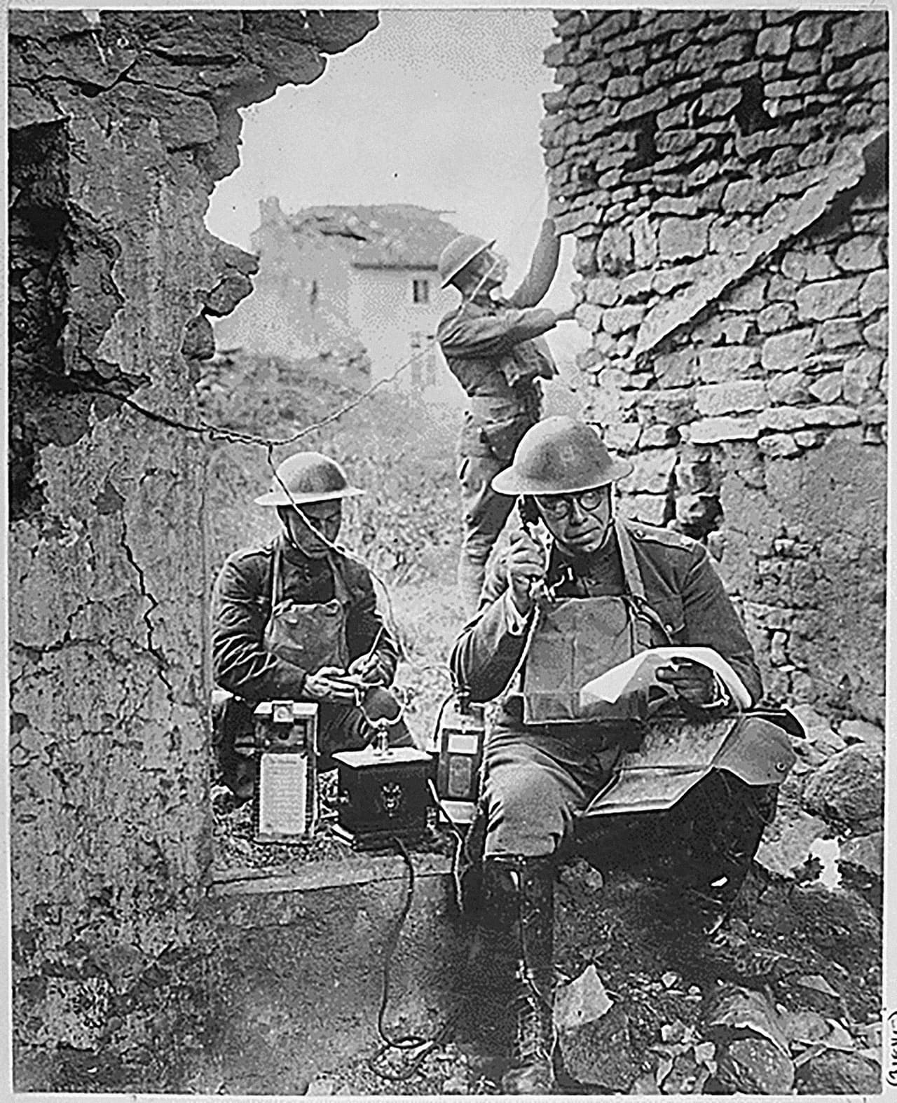 <b>Tecnología en la batalla</b>. El teniente coronel estadounidense R. D. Garrett se comunica por teléfono en el campo. En esos años las incursiones que la bandas de Pancho Villa hacían en pueblos del sur de EEUU eran considerados como una intolerable afrenta.
<a href="https://www.univision.com/noticias/politica/en-fotos-la-ultima-vez-que-estados-unidos-envio-tropas-a-mexico-fotos">El general estadounidense John Pershing dirigió la llamada “Expedición Punitiva Mexicana”</a> en búsqueda de Villa al sur de la frontera.