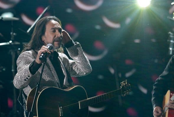 A tal grado, que dejó de cantar unos segundos para que los asistentes corearan su canción