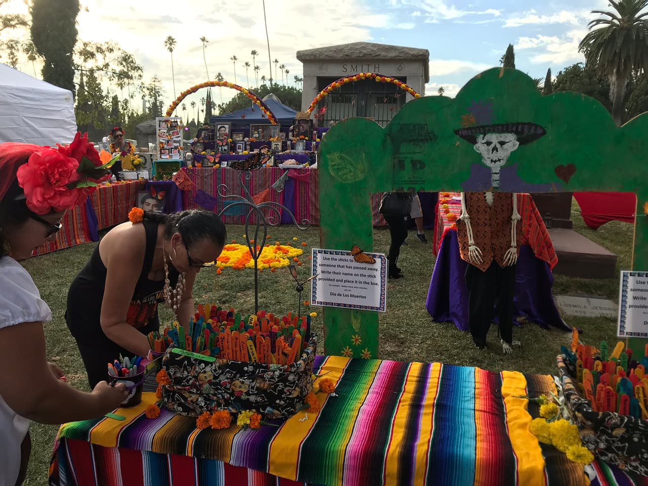 Durante el recorrido, también puedes ofrecer honors a tus propios difuntos.