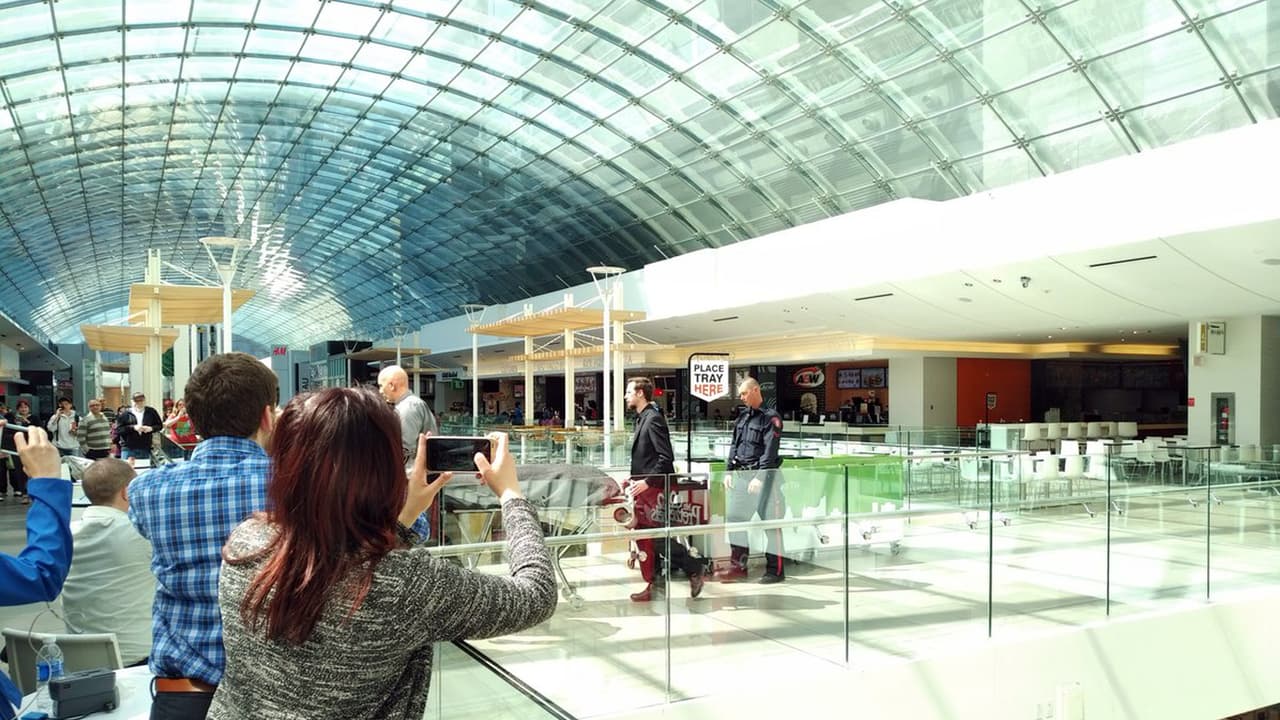 Visitantes de Core Shopping Center en el sitio del macabro hallazgo.