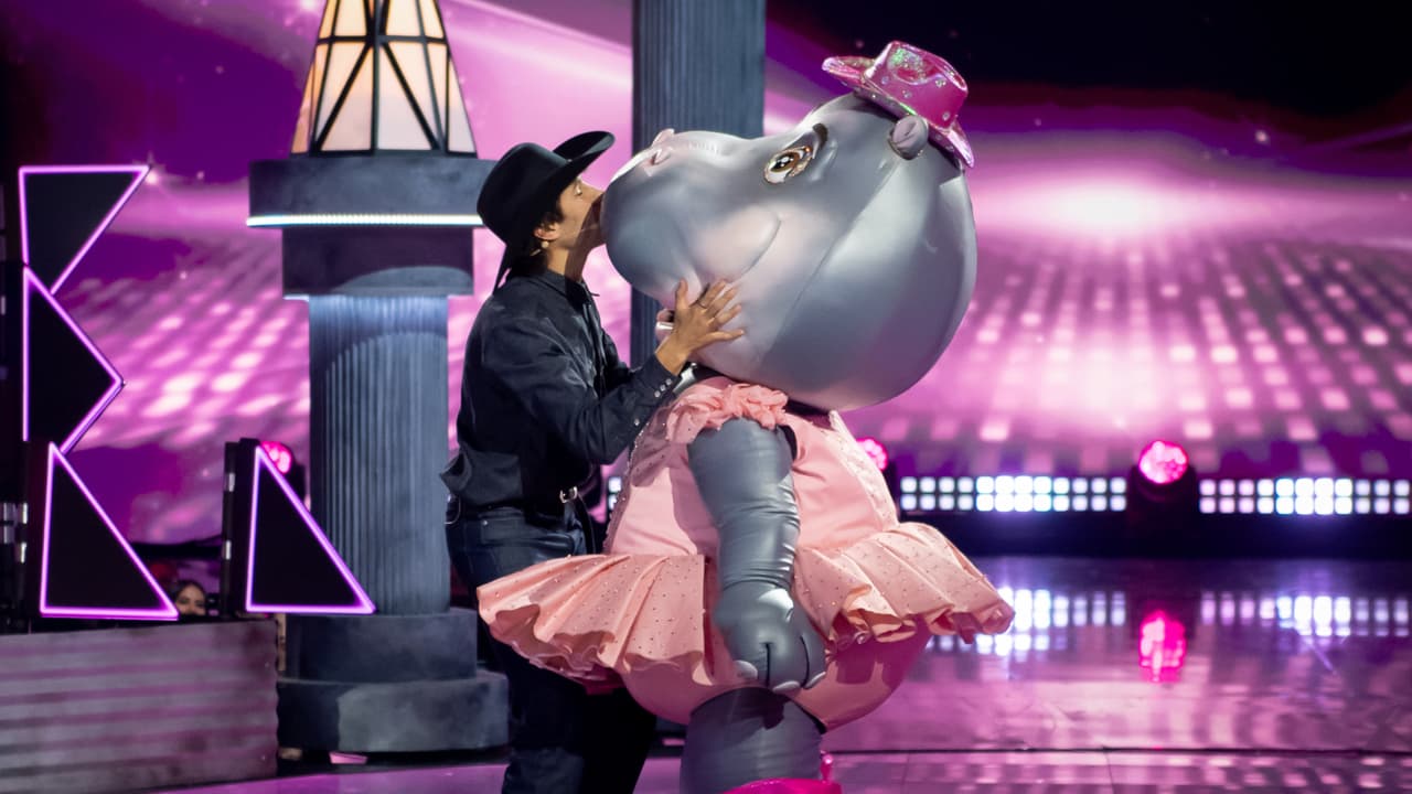 Tutupótama y Juanpa Zurita se dan un tierno beso en la octava gala de ¿Quién Es La Máscara?