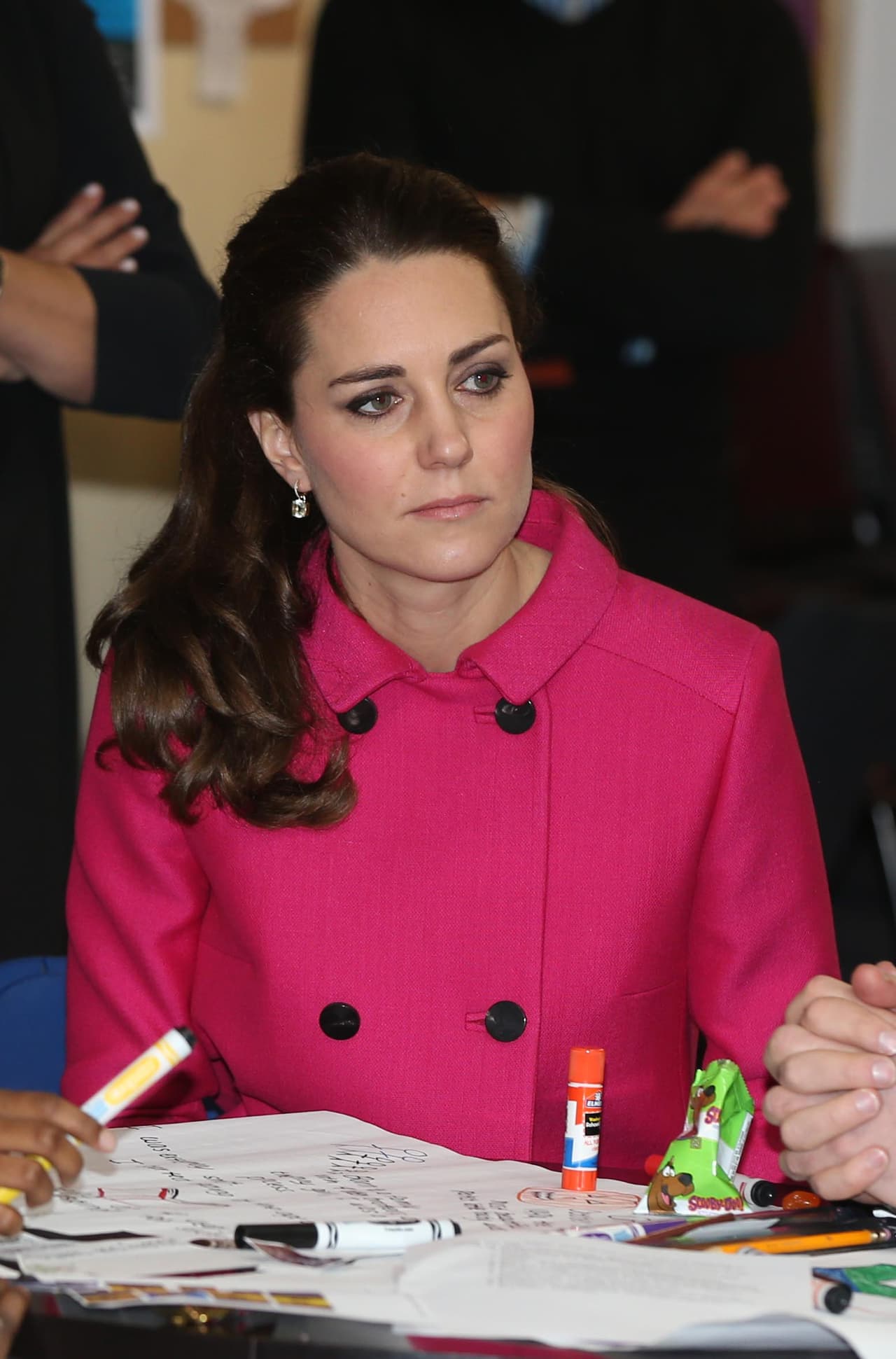 Fuentes del Daily Mail alegaron que Kate Middleton se expresó "mortificada" al saber que Meghan Markle revivió, ante una audiencia estimada en 28 millones, 
<b><a href="https://www.univision.com/famosos/fue-por-unas-medias-ya-sabemos-por-que-kate-middleton-y-meghan-markle-se-distanciaron-fotos">un incidente ocurrido hace 2 años,</a></b> del cual se arrepintió y pensó que había sido perdonada.