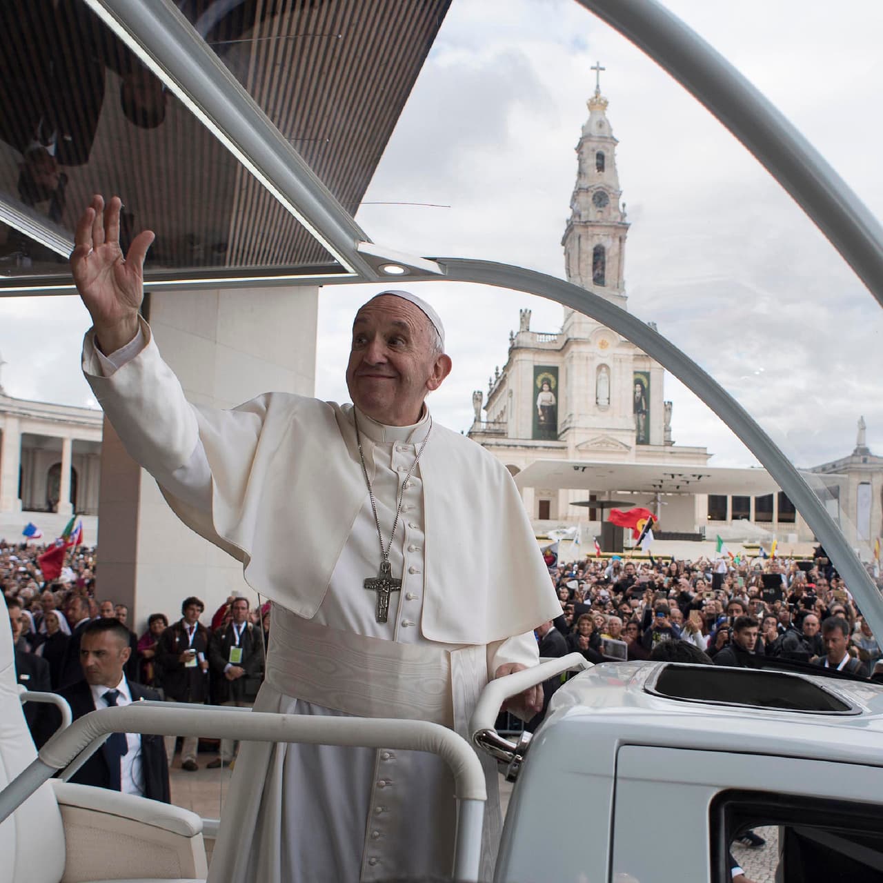 Francisco suplicó a la Virgen de Fátima que conceda la "esperanza y la paz" que necesita toda la humanidad, durante la homilía que pronunció en el santuario portugués.