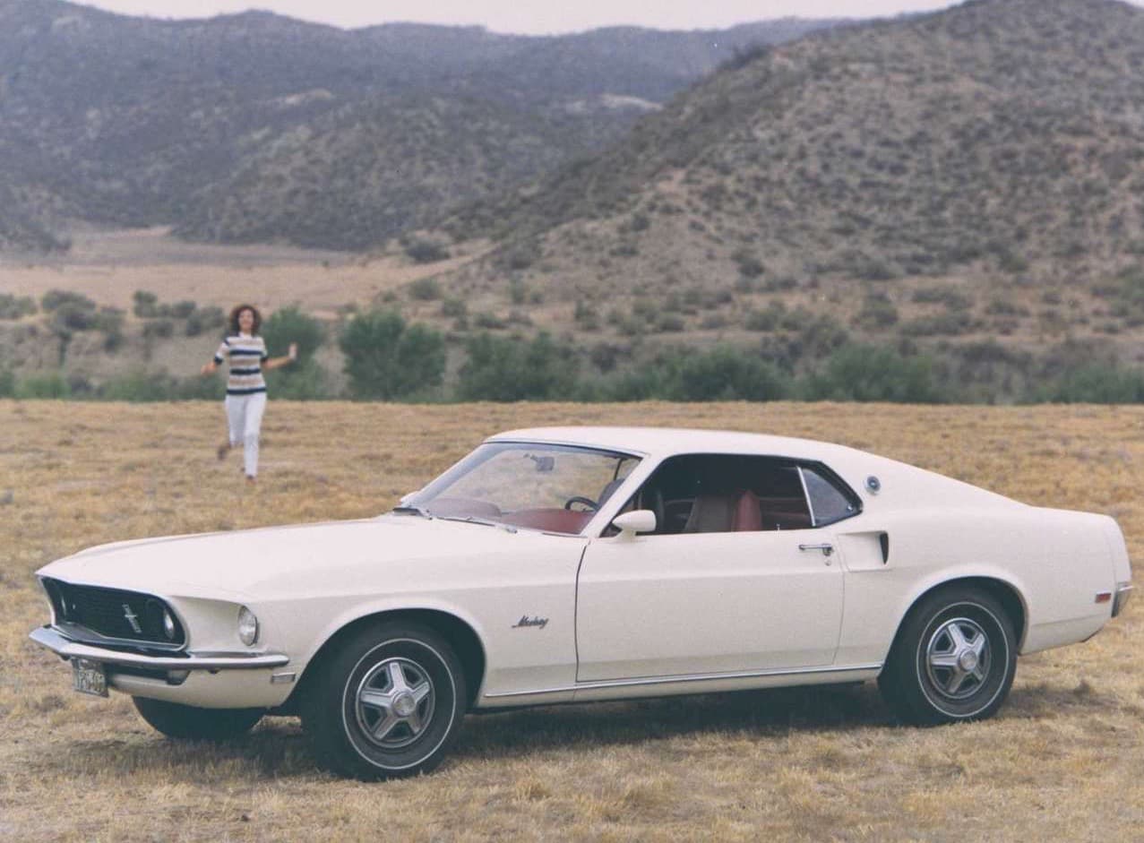 1969 trajo otra actualización visual a la familia Mustang. El
<b>Ford Mustang 1969</b> creció en longitud y anchura lo que hizo que las líneas de la carrocería fastback fluyeran aún mejor y más elegantemente. Sin embargo el Mustang flirteaba peligrosamente con el síndrome de obesidad automotriz.