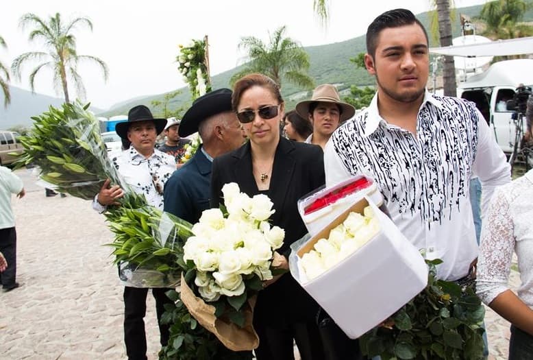 El funeral de Joan Sebastian fue abierto a la gente, la cual llevó flores para despedir al músico.
