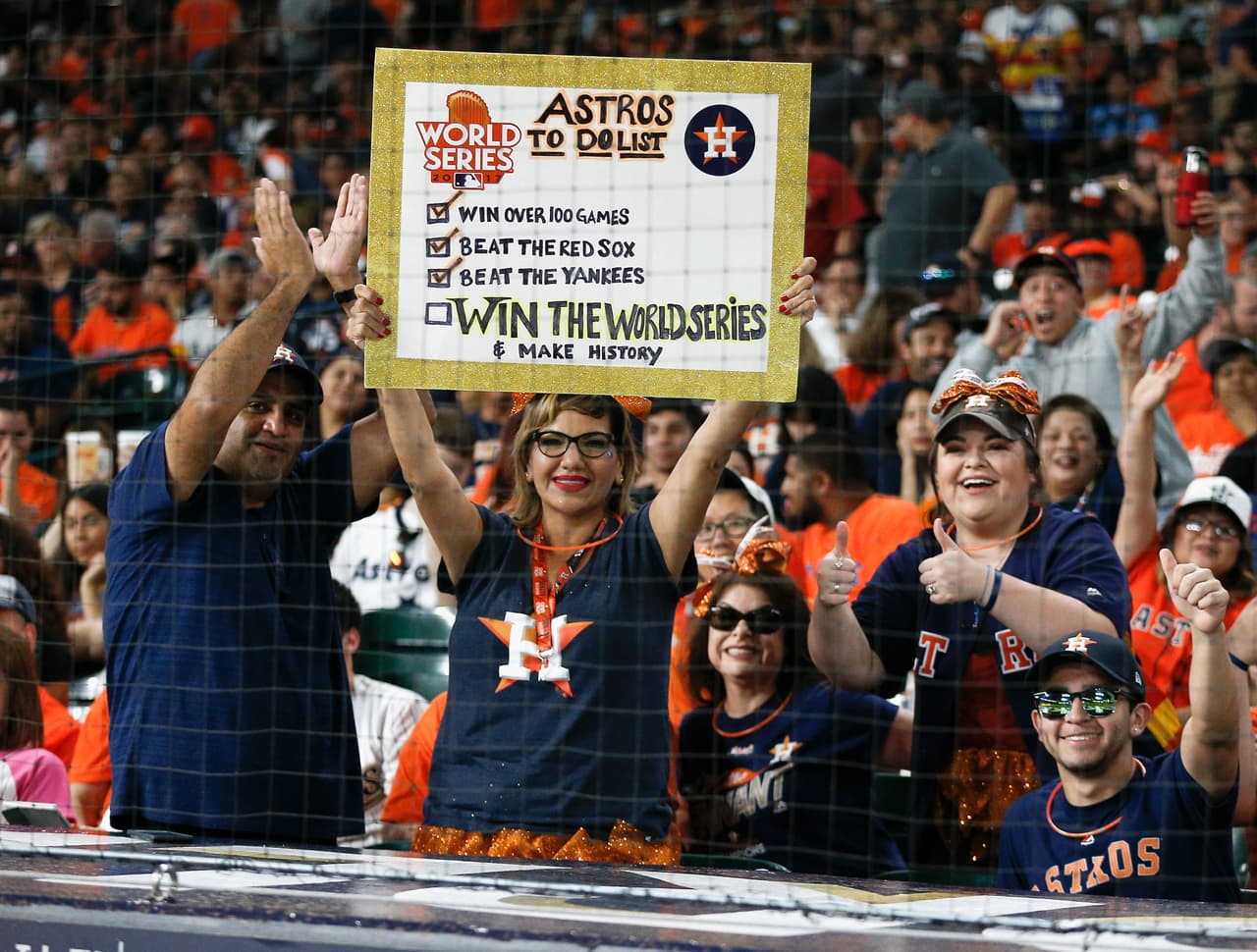 La alegría y emoción se tomó a los todos los hinchas de Houston Astros campeón de la Serie Mundial, entre los más jóvenes y algunas bellas mujeres, en una celebración gigante.
