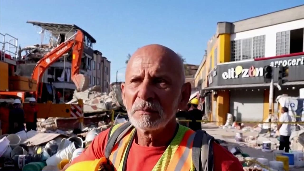 "El corazón me lo ha dicho toda la vida, yo voy a morir salvando vidas": Veterano de 67 años busca sobrevivientes en Colombia