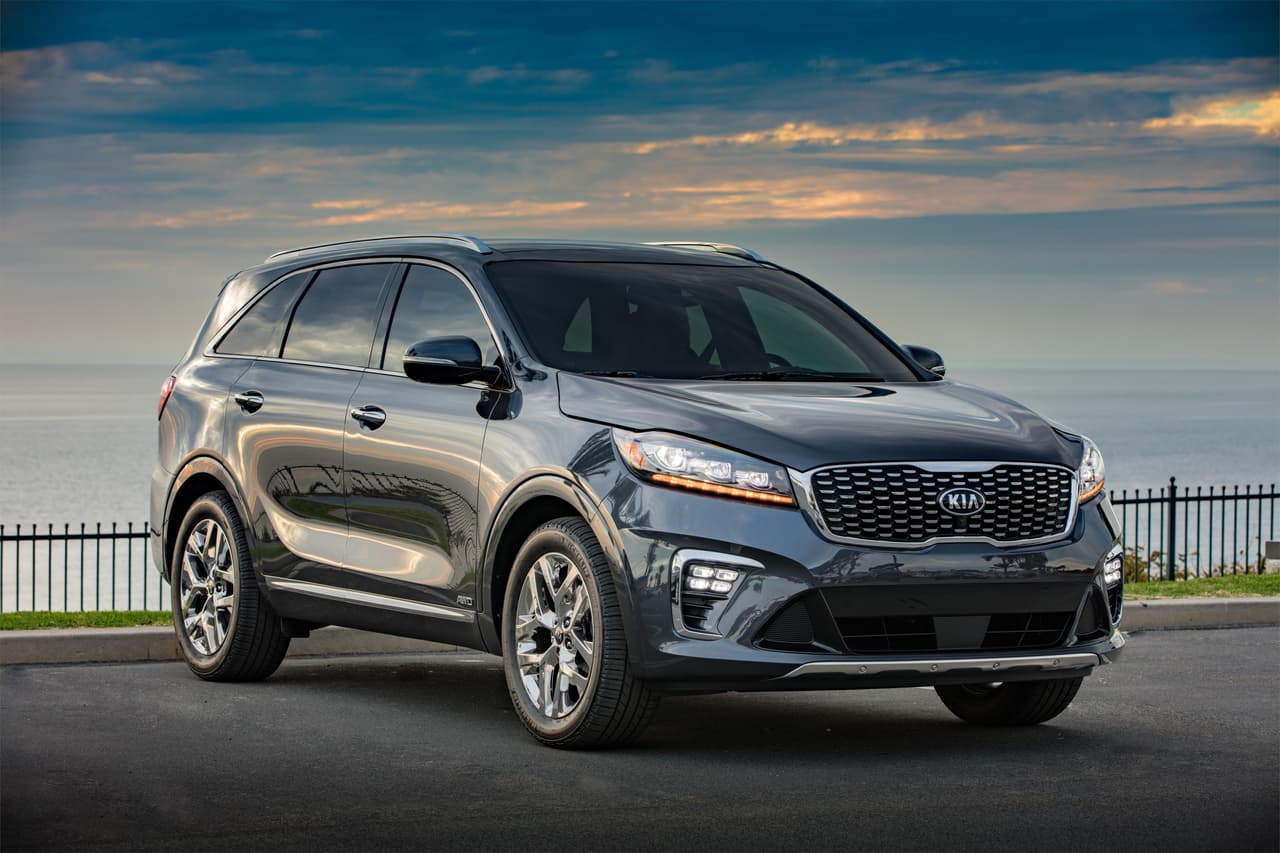<b>KIA Sorento 2019</b>
<br>
<b>Calificación: Buena</b>
<br>El modelo del fabricante coreano se lleva las palmas en este conteo, ya que no solo aprueba la protección para el copiloto sino debido a su excelente desempeño y seguridad ofrecida en las otras evaluaciones del IIHS, logra ganarse el máximo galardón Top Safety Pick +.