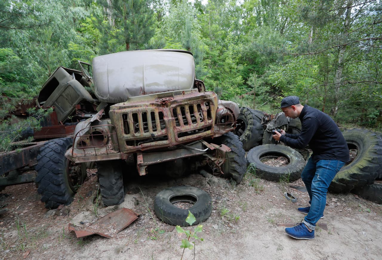Luego de 33 años turistas de todo el mundo caminan por una zona que estuvo expuesta a una radiactividad que, se estima, fue 500 veces superior a la que generó la bomba atómica de Hiroshima. Unas 60,000 millas cuadradas (150,000 kilómetros cuadrados) de tierras en Ucrania, Rusia y Bielorrusia resultaron contaminadas. Incluso en Suecia o Alemania, entre otros lugares, llegaron a percibir niveles anormales de radiación.