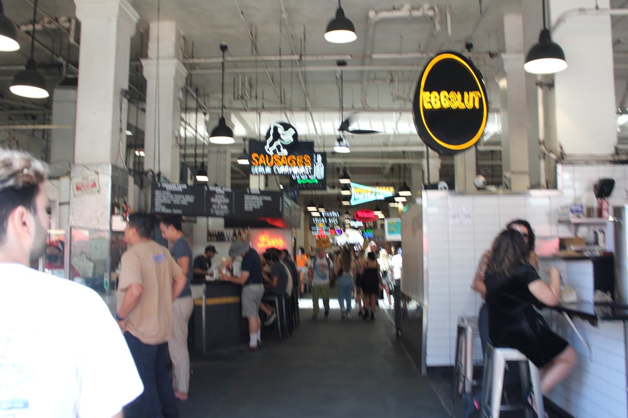 La energía del lugar es contagiosa, al recorrerlo, revivirá la historia de un mercado inaugurado en octubre de 1917. En cada puesto de comida hay una historia de familias o de trabajadores que pasaron de ser trabajadores de las cocinas, ha ser dueños de los negocios.