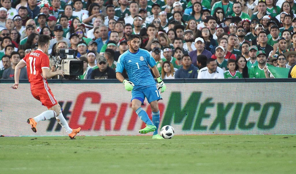 José de Jesús Corona: el portero del Cruz Azul tiene 37 años. Para 2022 tendría 41, aunque los porteros son longevos, es de pronóstico reservado.