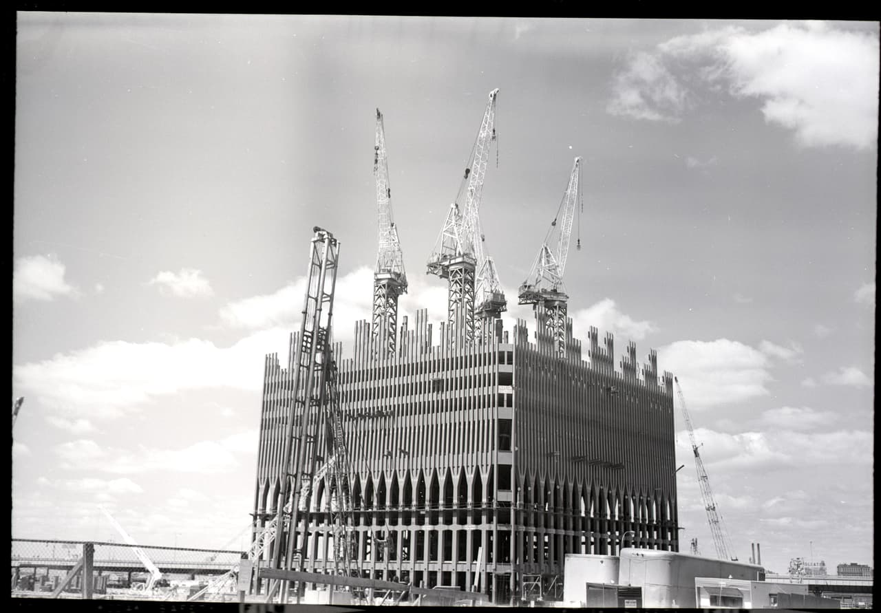 La construcción en 1970. “El World Trade Center no fue diseñado de manera defectuosa. Ningún diseñador anticipó, ni debería haber anticipado, ese cóctel molotov”, se lee en Área Metalurgia. 
<br>
<br>Según Hamburger, en el futuro los diseñadores cuidarán más la resistencia a incendios extremos en los rascacielos. “En este momento, los ingenieros estructurales saben muy poco sobre el fuego", dijo el experto a finales de 2001.
<br>