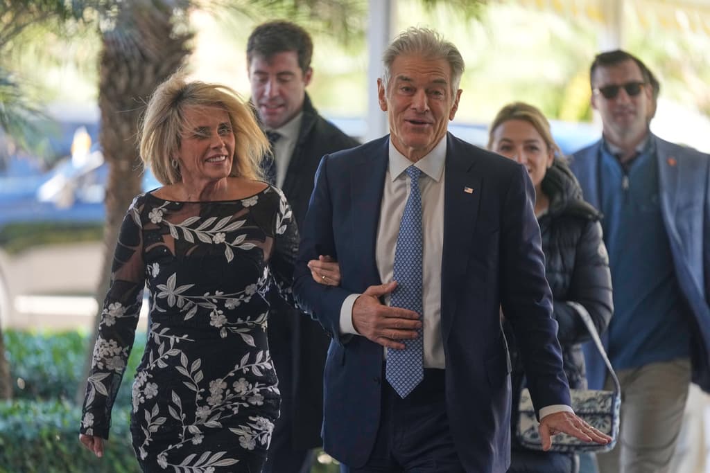 <b>Lisa Oz llegó a la boda del brazo de su esposo, el Dr. Mehmet Oz</b>, administrador de los Centros de Servicios de Medicare y Medicaid en Estados Unidos.