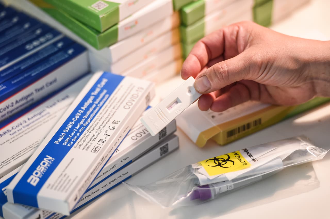 La Administración de Alimentos y Medicamentos ha aprobado 13 pruebas covid caseras, y puede ser una buena idea llevar una para tu viaje.