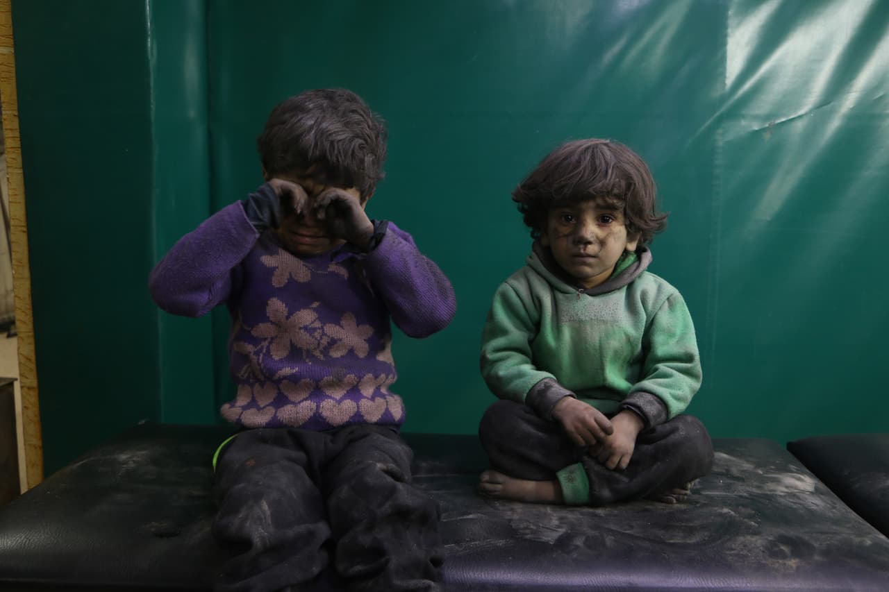 Niños sirios reciben tratamiento médico en el hospital de campaña después de un presunto ataque con gas cloro del régimen de Asad en Hamouriyah, Guta Oriental, el 6 de marzo de 2018.