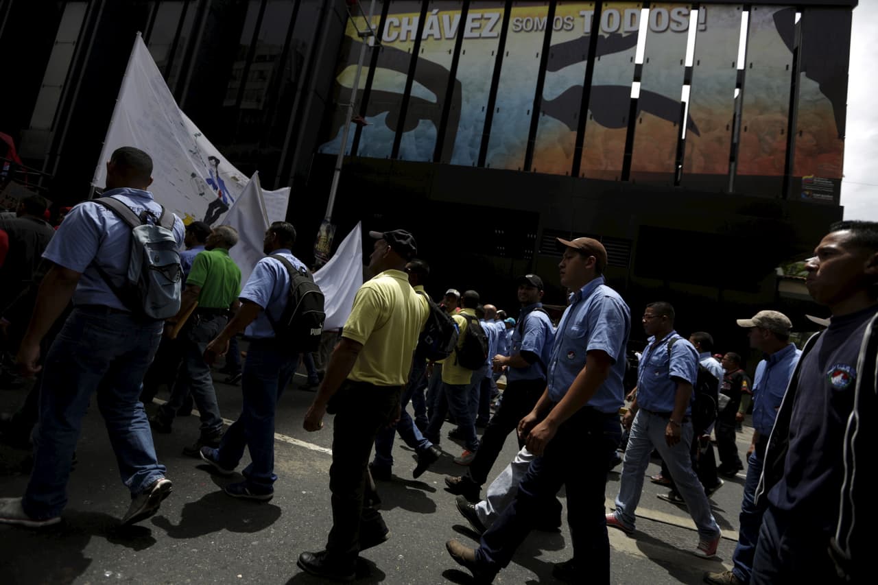 Una protesta de los trabajadores de Empresas Polar, en Caracas, bajo la mirada de Chávez (REUTERS/Jorge Dan Lopez).