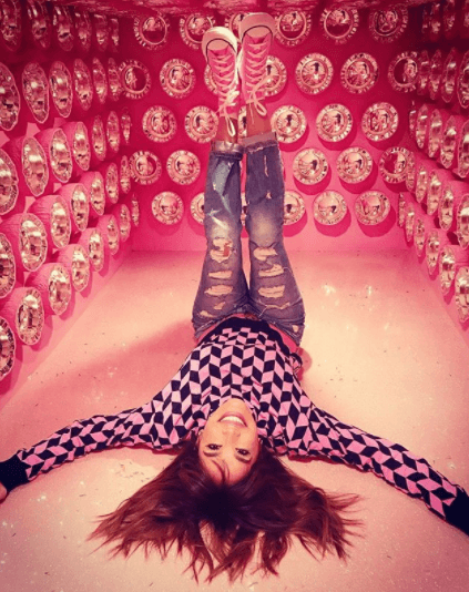 Y si de hacernos sonreír se trata, ella es capaz hasta de ponerse "Patas pa’ arriba!!!".