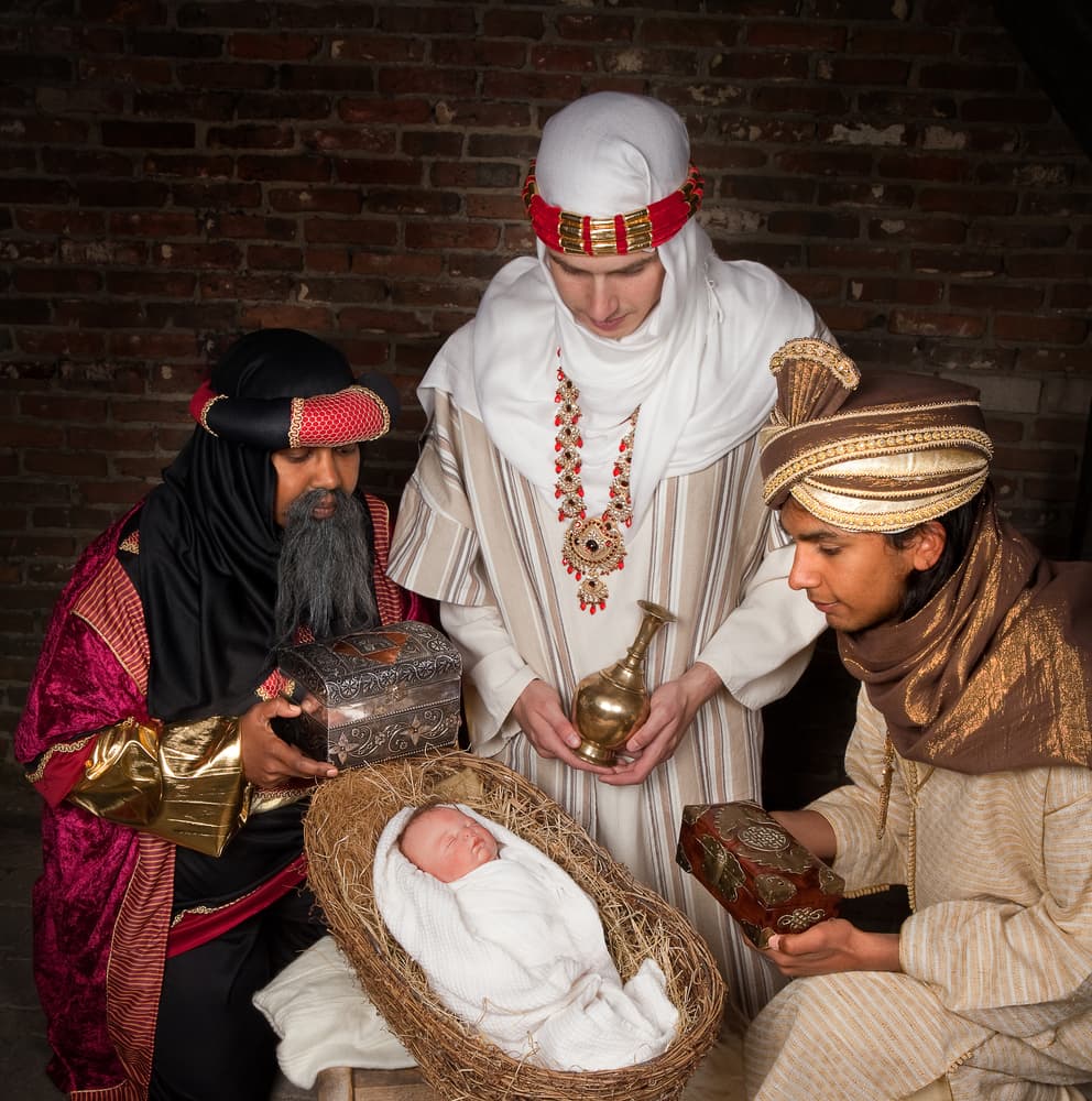 Otra teoría es que se trata de una versión de la palabra griega "magoi", que se refiere a todo hombre sabio, educado, inteligente o influyente en su respectiva sociedad. O sea que en realidad no eran ni magos, en el sentido de que hacían magia o tenían cierto poder esotérico y hasta inclusive no eran reyes, sino personajes nobles de algún reino persa.