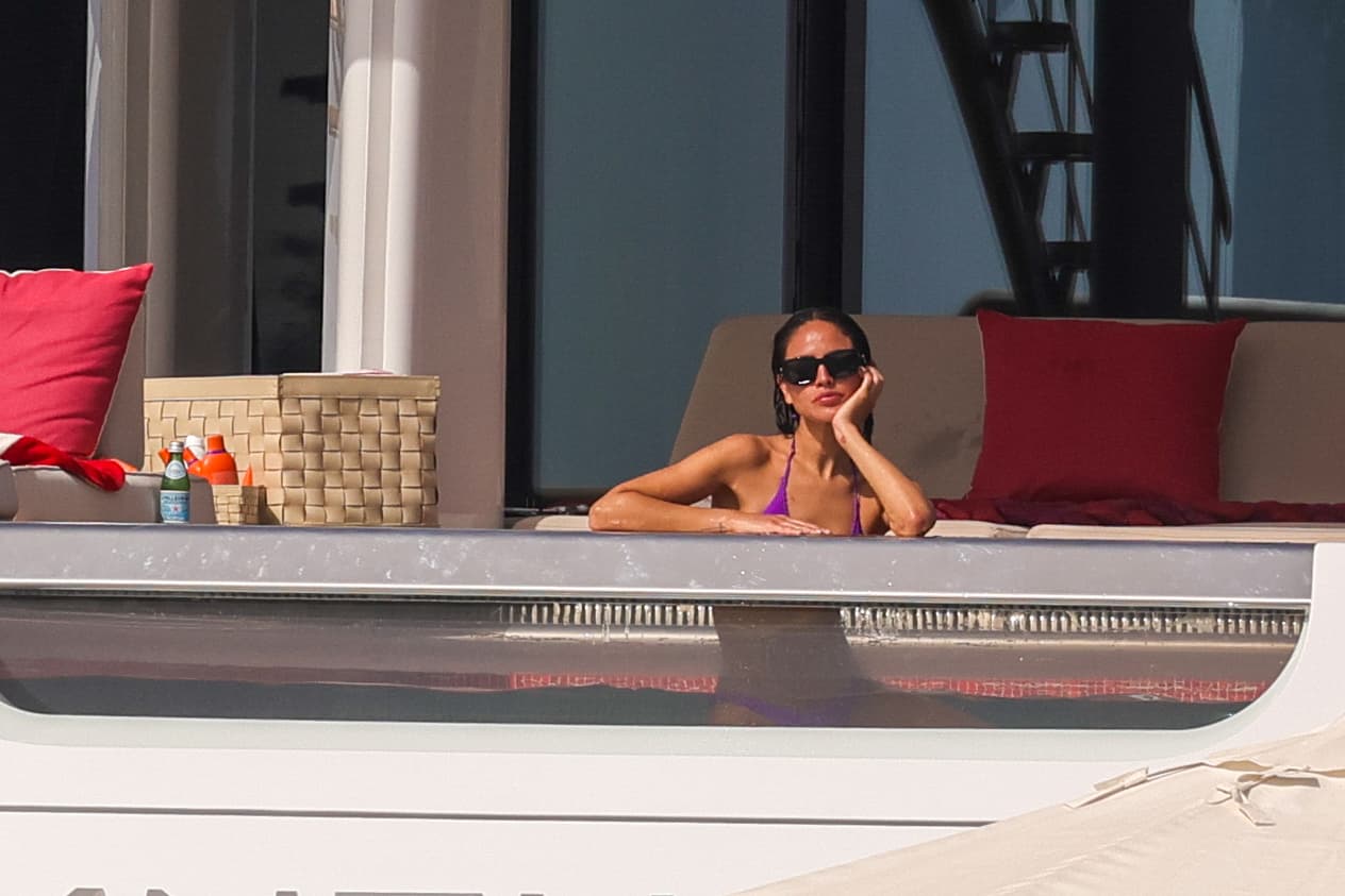 En las imágenes difundidas, 
<a href="https://www.univision.com/famosos/shakira-reaparece-paseo-lewis-hamilton-eiza-gonzalez-fotos">González aparece disfrutando de la piscina</a> en el barco mientras mira al horizonte.
<br>