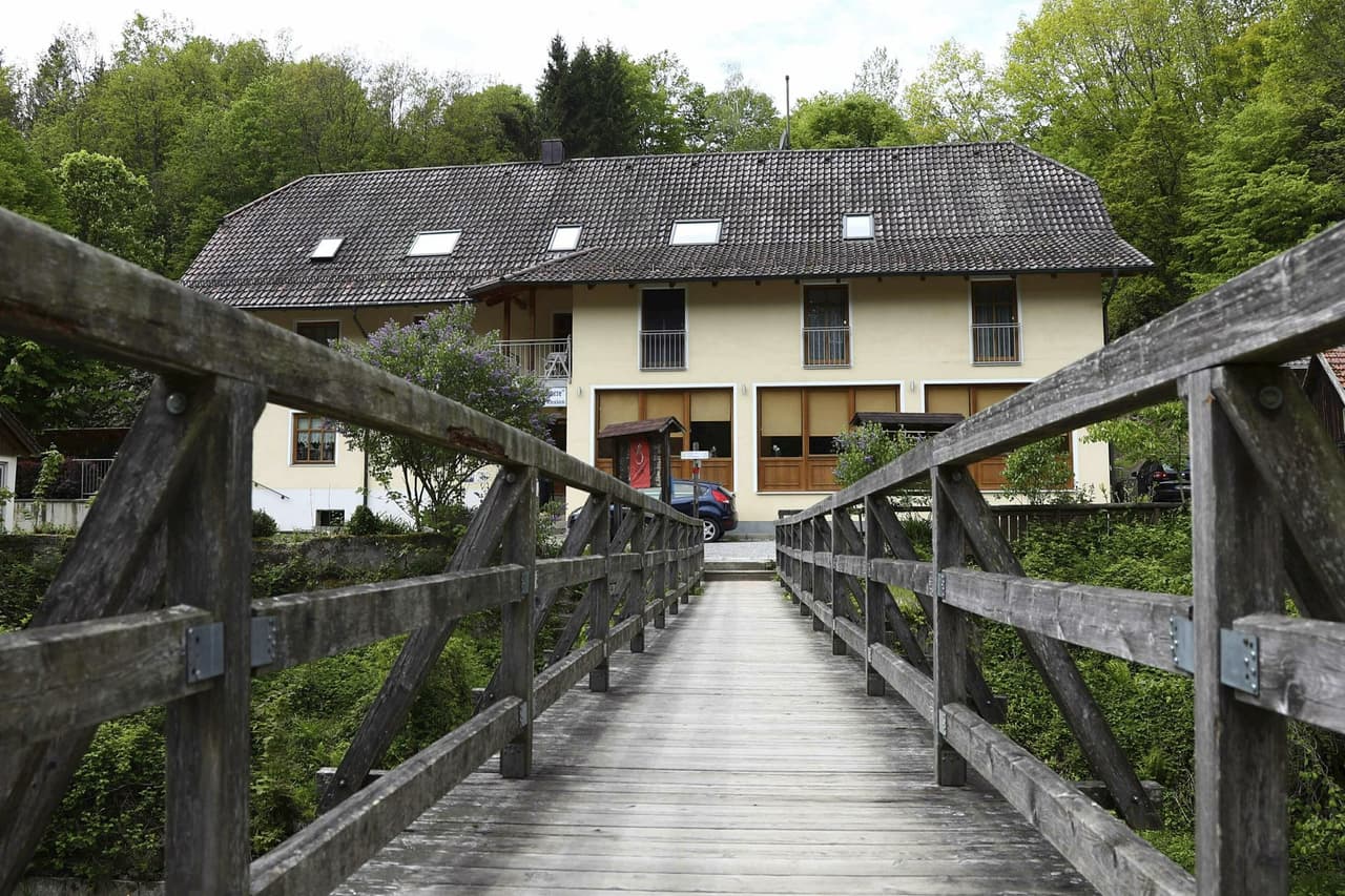 Una casa de huéspedes en el río Ilz en Passau, Alemania, es investigada por las autoridades luego de que hallaron tres cadáveres asesinados con flechas.