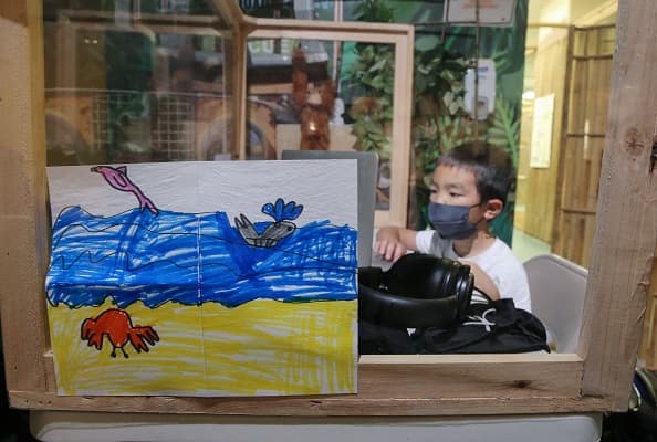 “Quienes quieran seguir aprendiendo desde casa van a tener la opción”, dijo a Univision34 Monica García, vocera del distrito. Agregando cuando estén listos, los estudiantes que deseen regresar podrán hacerlos, y los que prefieren incorporarse paulatinamente en un programa híbrido.