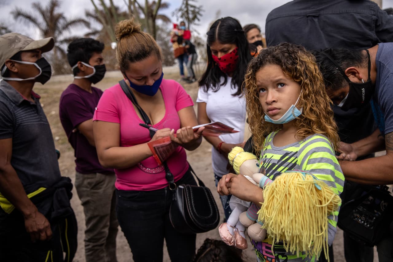 Solicitantes de asilo hondureños esperan para registrarse en un campamento de migrantes en la frontera sur de Estados Unidosel 23 de febrero de 2021 en Matamoros, 
<a href="https://www.univision.com/temas/mexico-city">México</a>. Las autoridades migratorias estadounidenses han comenzado a 
<a href="https://www.univision.com/shows/noticiero-univision/entran-al-pais-los-primeros-25-migrantes-que-estaban-en-mexico-esperando-por-su-caso-de-asilo-video">permitir a cuentagotas el ingreso a Estados Unidos</a> de algunos solicitantes de asilo con casos activos, en una reversión de la política migratoria de 'Permanecer en México' de la administración Trump.