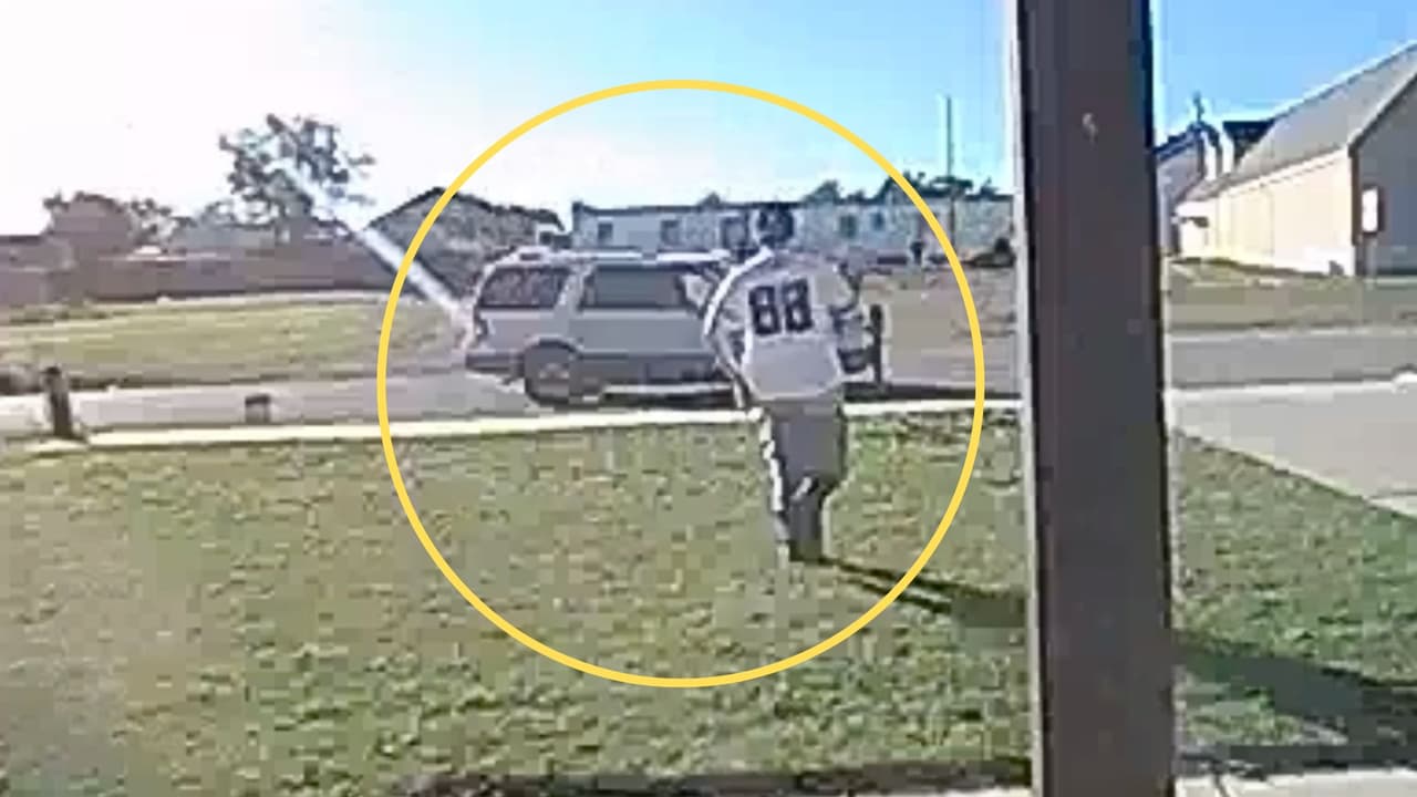 <h3 class="cms-H3-H3">Un reflejo de lo que pasa en estas fechas </h3>El caso llega en plena temporada de compras, 
<b>millones de paquetes circulan cada semana y, con ellos, aumentan los llamados 'porch pirates' (piratas de porche).</b> 
<br>Texas figura entre las regiones donde 
<b>más casos se reportan. </b>
<br>Para muchas familias, el daño no es solo económico, 
<b>es la idea de que alguien se acerca a la puerta de la casa sin temor ni freno.</b> 
<br>El 
<b>delito</b> ocurre en 
<b>un espacio</b> que se supone
<b> seguro y cotidiano.</b>