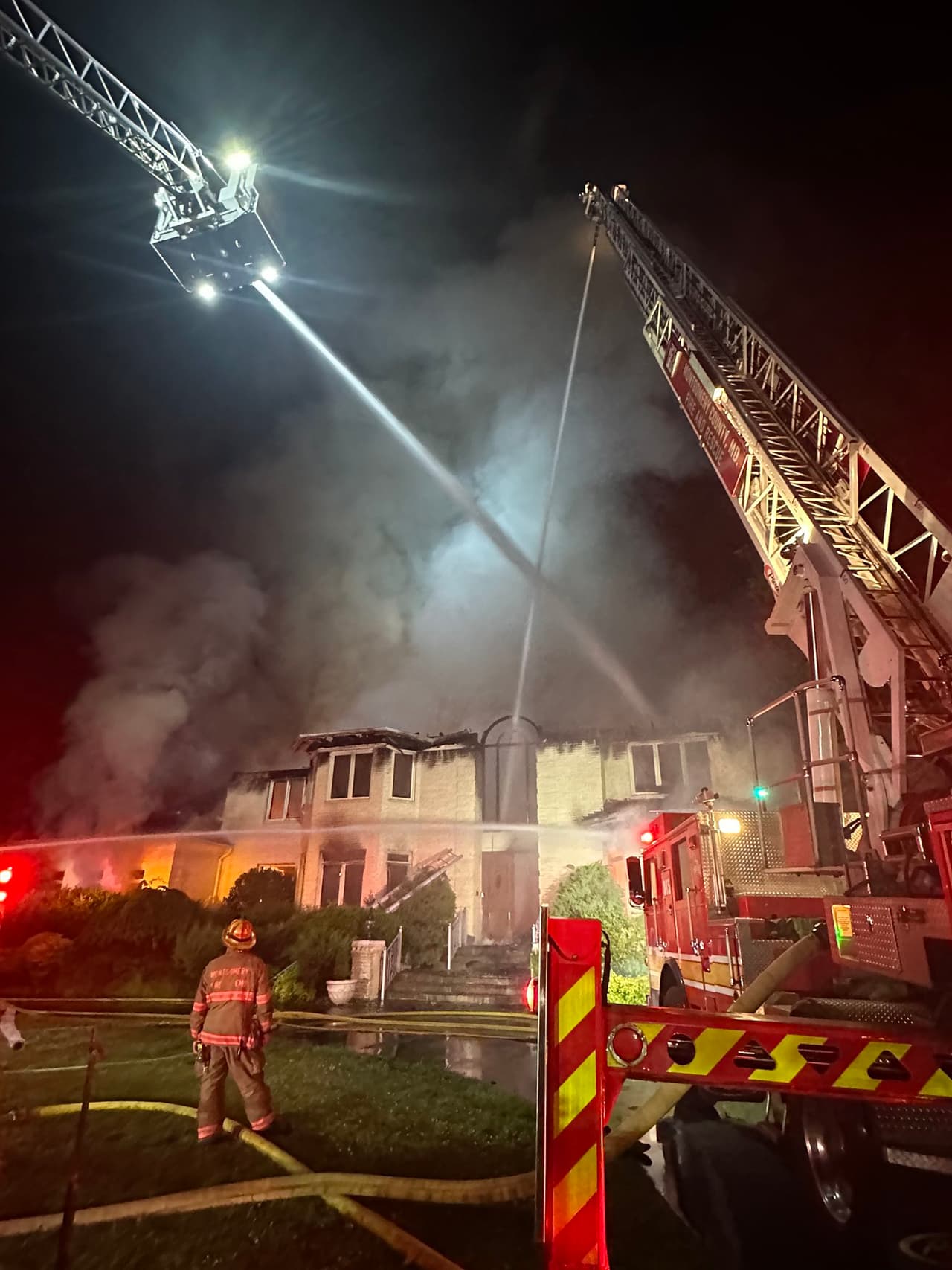 Todos los ocupantes de la casa pudieron evacuar de manera segura y resultaron ilesos.