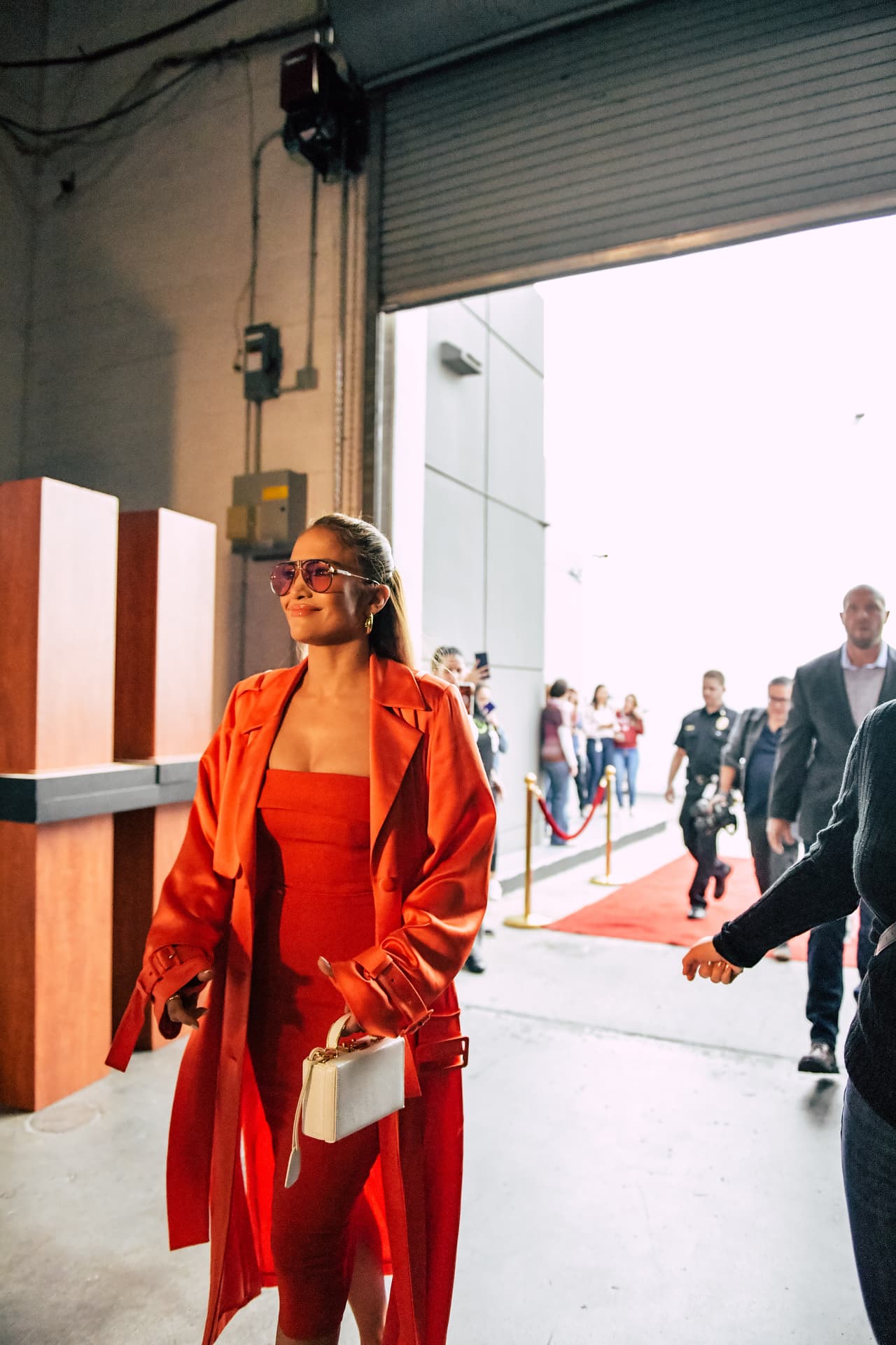 Jennifer llevó el pelo recogido alaciado y recogido en media coleta.