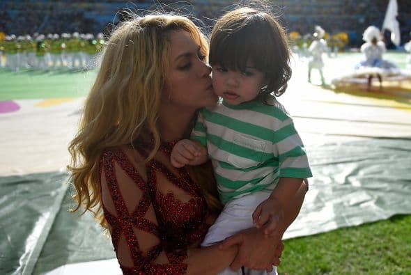 Shaki besando a Milan.