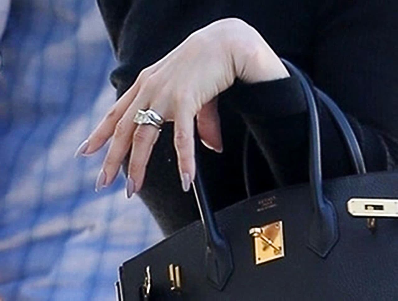 Eso significa una diferencia abismal entre ambas sortijas. Pero eso no es impedimento para que JLo no los porte por igual.