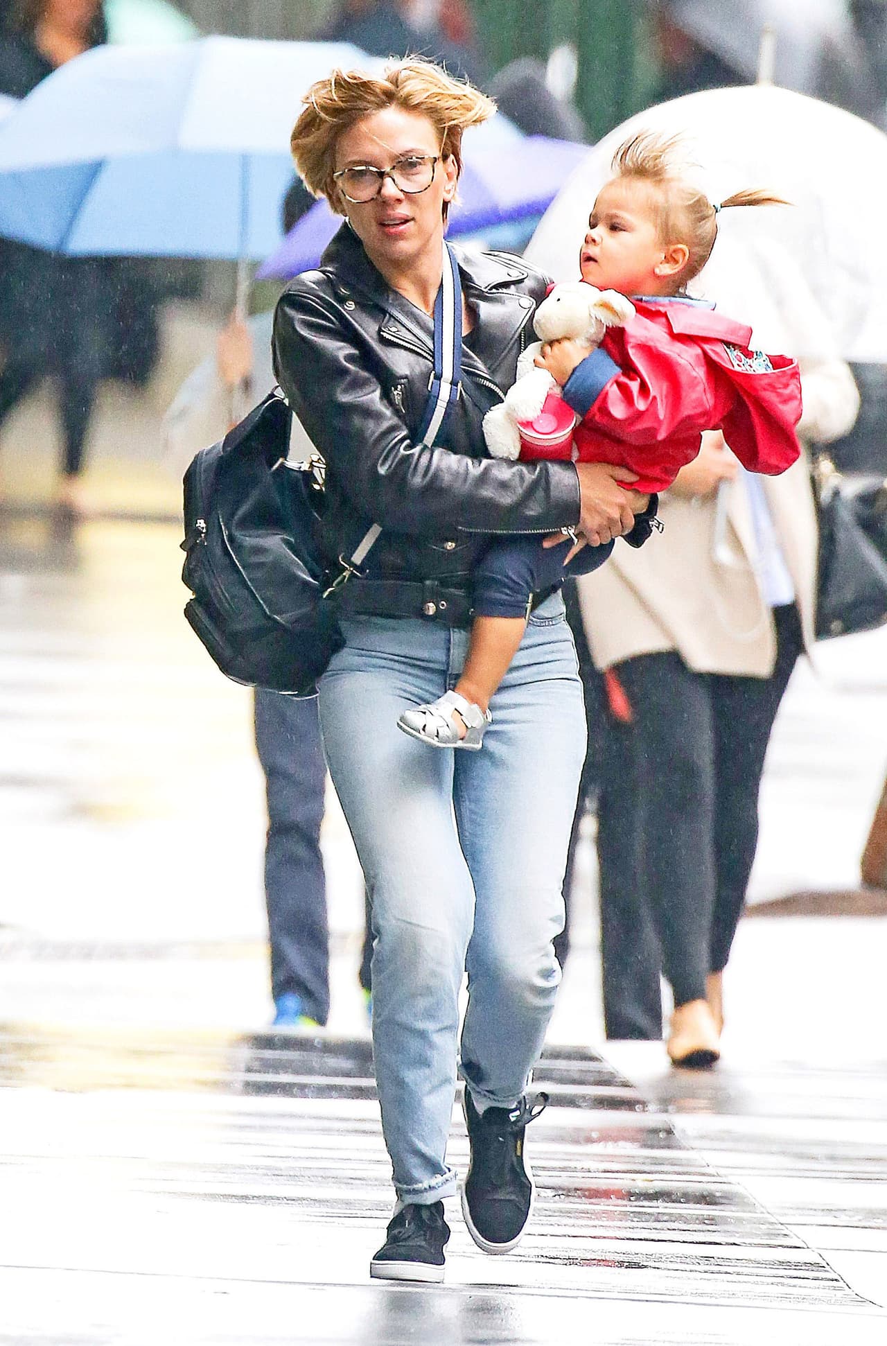 La pequeña Rose sacó la cabellera rubia de su mami.