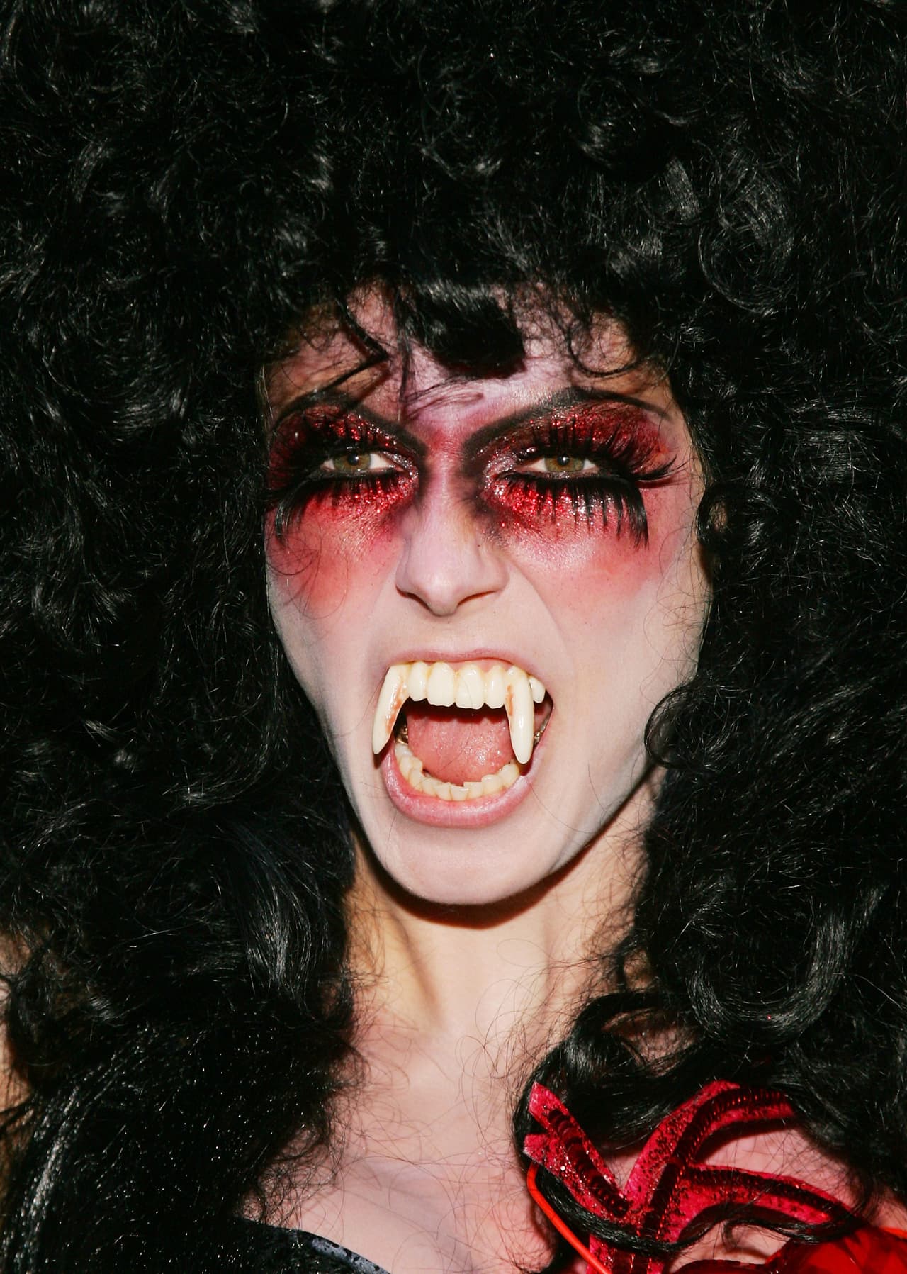 La alborotada melena, las pestañas y los colmillos gigantes fueron determinantes en el disfraz de su versión de una vampiresa.
