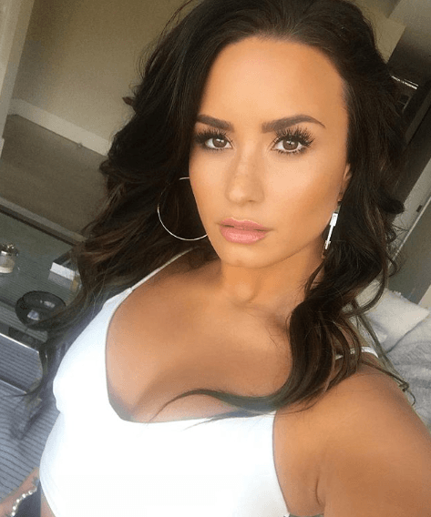 La cantante también afirmó que le gusta llevar el cabello extra largo: "¡Me hace sentir tan bien!". Es por eso que ha experimentado con extensiones y pelucas con las que ha lucido diversos estilos.