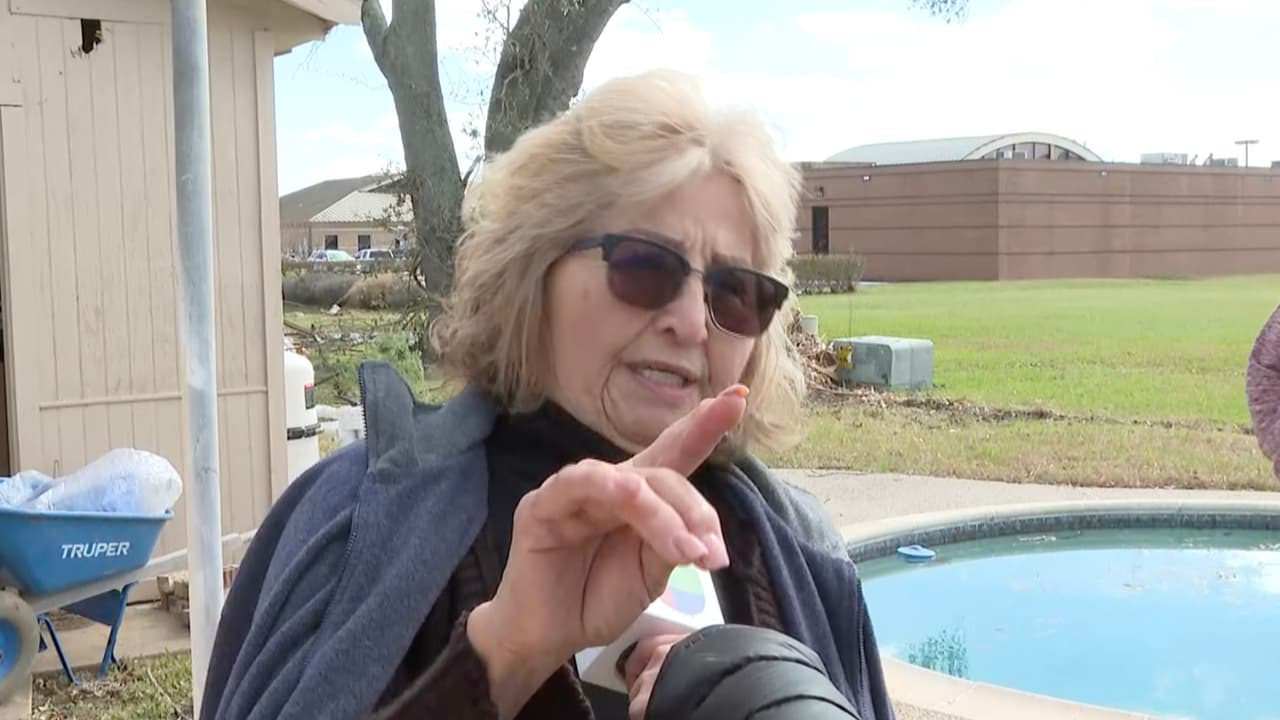 "El tornado entró por una de las ventanas de la cocina y ahí fue donde barrió con todo y el techo desapareció", narra la señora Raya a Noticias 45.