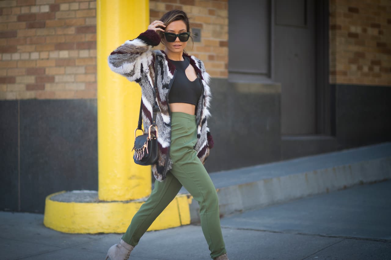 ¿Y cómo íbamos a dejar de usar crop tops? Así haya que congelarse, mostrar una fina cintura de la mano de tops cortos y un pantalón de tiro alto, es algo que toda fashionista está dispuesta a hacer, aunque a la mayoría le suene una locura.