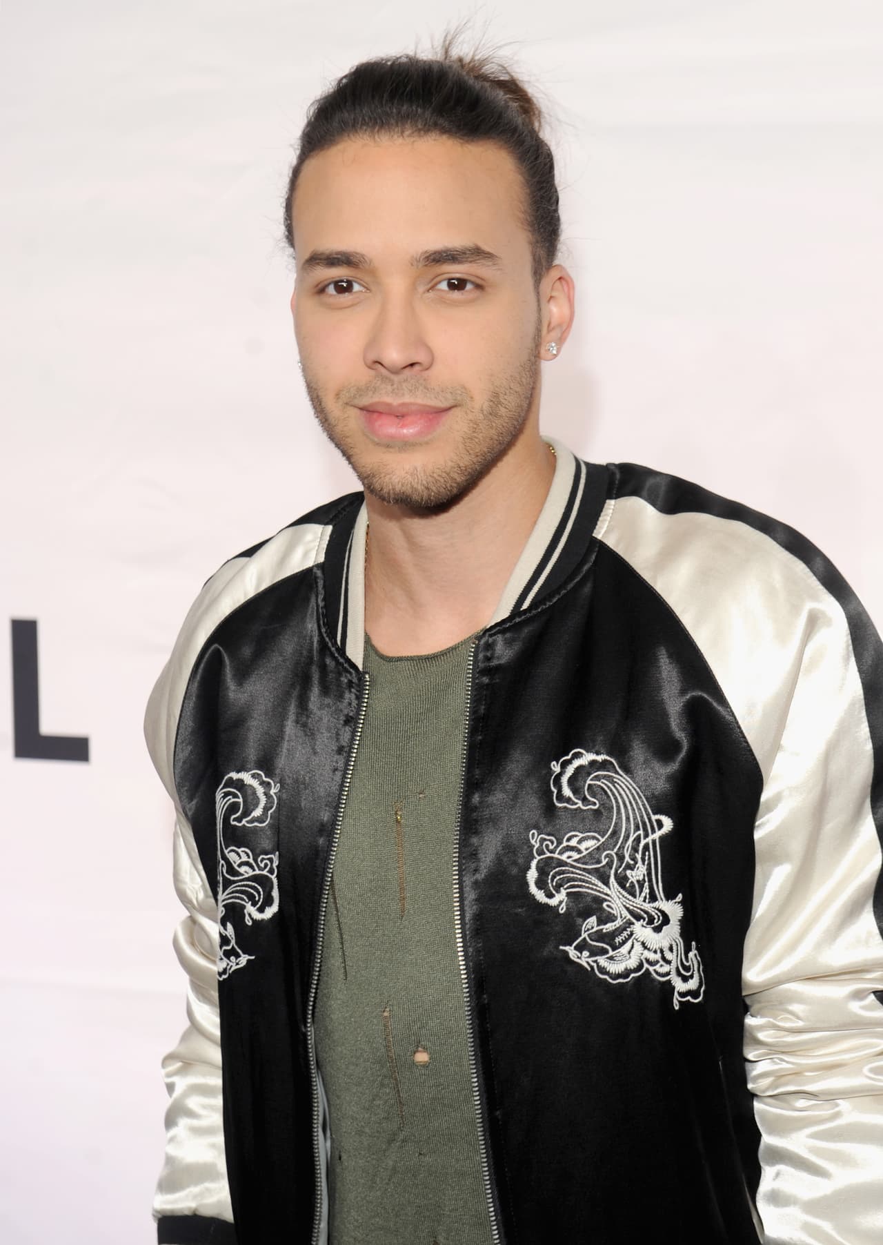 Aunque cuando Prince Royce adopta la mini cola de caballo y la barba, simplemente enamora.