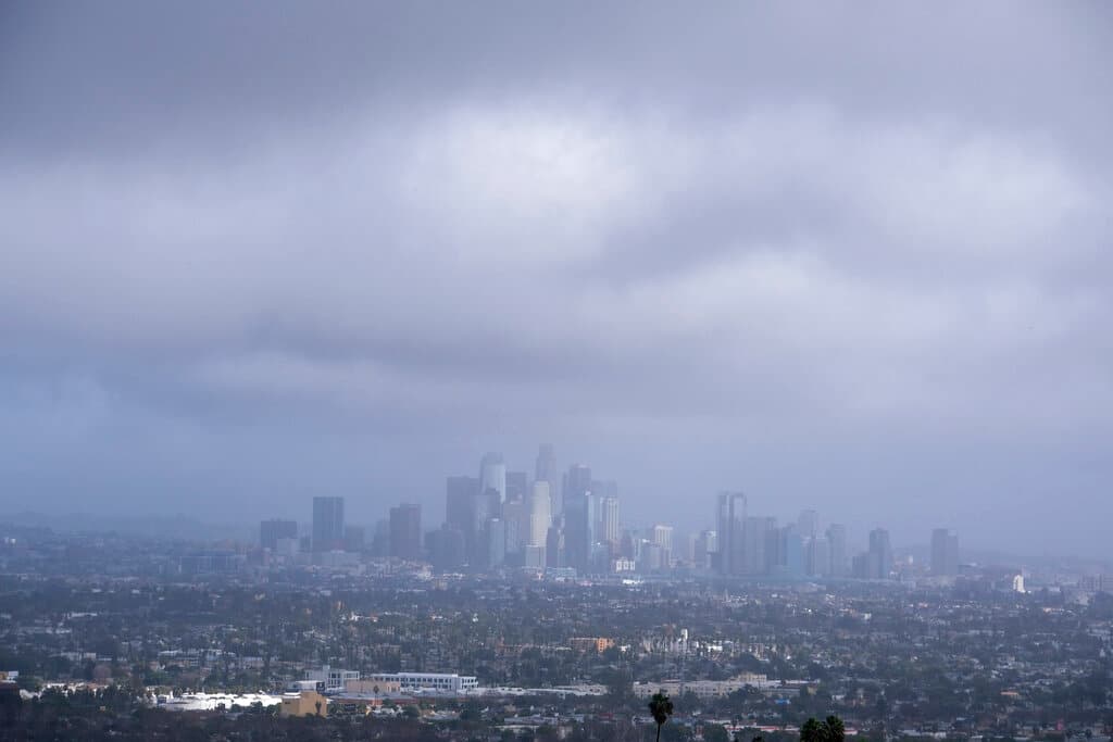 Las precipitaciones del 
<a href="https://www.univision.com/local/los-angeles-kmex/local/los-angeles-kmex/rio-atmosferico-lluvias-nevadas-sur-california" target="_blank">río atmosférico</a> obligó a la evacuación de más de 4 mil personas en California y en el condado de Los Ángeles. 
<br>