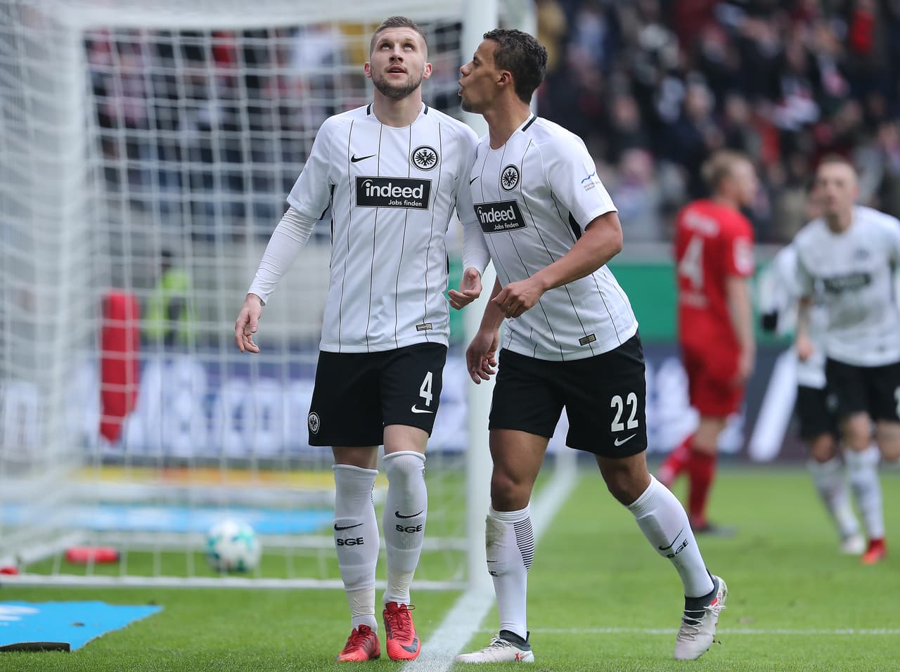 Luego de 14 minutos de juego y tras una serie de toques, Luka Jović desbordó por la banda, mandó un centro y el delantero Ante Rebić solamente empujó el balón a las redes.