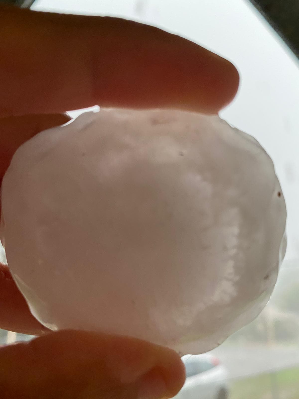 En medio de un aviso por tormenta severa que se emitió para el condado de Bexar, residentes de la zona vieron la presencia de granizo.