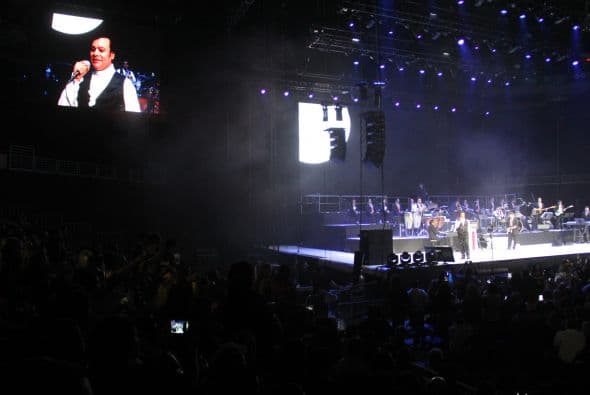 El Divo de Juárez, Juan Gabriel, hizo retumbar Phoenix con su música, su voz y sus bailes, enloqueciendo a miles de fans que llenaron el US Airways Center. Con un "¡Viva México!", Juanga arrancó su gira de conciertos del tour "Volver" ante un auditorio repleto que respondió con la misma pasión. Este ícono mexicano deleitó al público con sus grandes éxitos como "Querida", "El Noa Noa", "Inocente pobre amigo," y "Amor Eterno" entre muchos otros. El cantante se entregó por entero a sus seguidores, quienes cantaron, bailaron, lloraron y hasta aprovecharon para tomarse una selfie en un espectáculo que fue divertido y emotivo a la vez.  