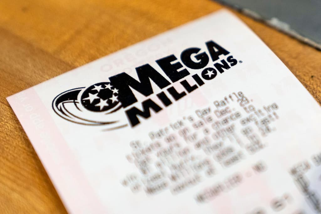 El viernes 27 de diciembre, una sola persona acertó los números ganadores del sorteo de $1,220 millones en la lotería electrónica Mega Millions. El boleto de la suerte fue vendido en 
<b>una estación de gasolina en Rhonda Road</b>, en un establecimiento que 
<b><a href="https://www.univision.com/local/sacramento-kuvs/loteria-sacramento/mega-millions-premio-mayor-1-220-millones-ganador-shasta-norte-de-california" target="_blank">renace de las cenizas en Cottonwood, una ciudad en el condado Shasta, al norte de California</a></b>.