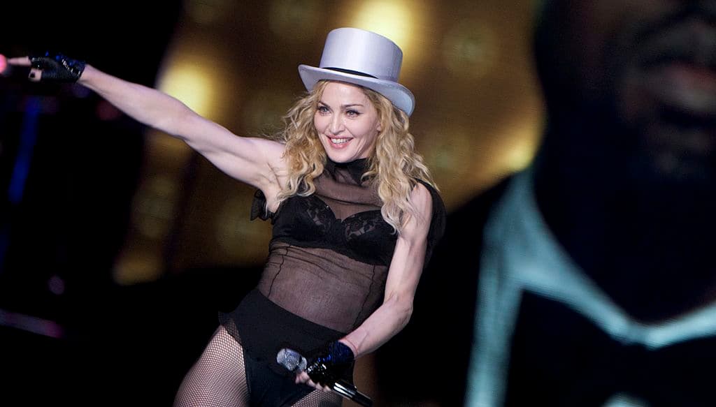 "Estoy volviendo a publicar fotografías que Instagram eliminó sin previo aviso o notificación”, y con esta leyenda, las vuelve a subir.