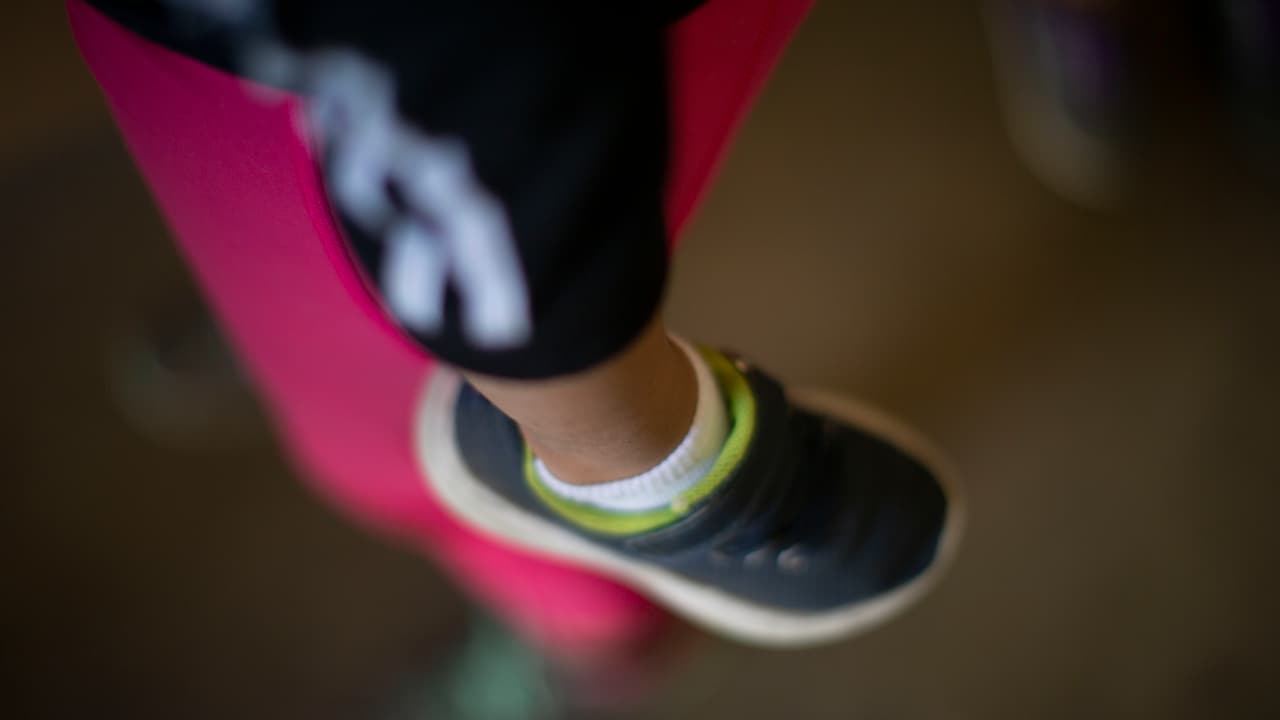 “Nos vinimos de pronto, cuando escuchamos que se podía cruzar trayendo un bebé”, cuenta una joven pareja de Guatemala, padres de un niño de dos años. La madre carga al pequeño que no para de llorar mientras la familia espera el primer autobús de los 4 que tendrán que tomar para llegar a su destino final.