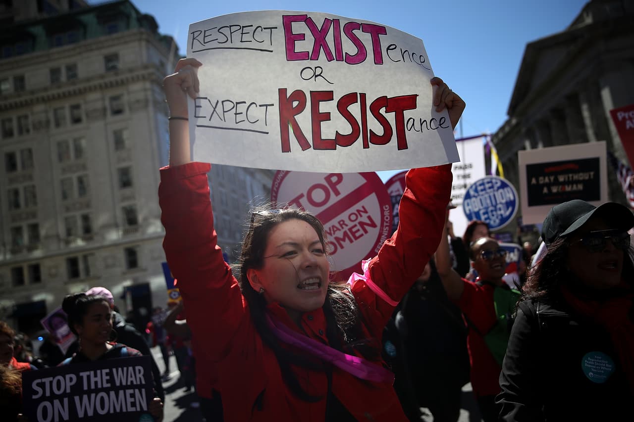 <b>- <a href="http://www.univision.com/noticias/la-marcha-de-las-mujeres/" target="_blank">Mujeres militantes</a>. </b>La toma de posesión de Trump fue el 20 de enero. No pasaron ni 24 horas del republicano como presidente para que las calles de Washington DC y de varias ciudades de EEUU y del mundo se llenaran de mujeres marchando en contra del mandatario, por su agenda que amedrenta entre otras cosas a organizaciones como
<i> Planned Parenhood</i> y, claro, por 
<b><a href="http://www.univision.com/noticias/elecciones-2016/donald-trump-crisis-campana-comentarios-lascivos-mujeres" target="_blank">el comportamiento misógino que él ha tenido durante su largo historial de exposición mediática</a></b>.