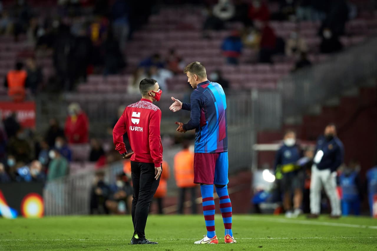 El Barcelona de Koeman perdía por temprana anotación del Granada por parte de Domingos Duarte al minuto 2’. Durante el partido agónico, la escuadra culé logró salvar el empate hasta los 90 minutos gracias al gol de Ronald Araújo, dejando el marcador 1-1 en la J5 de La Liga.